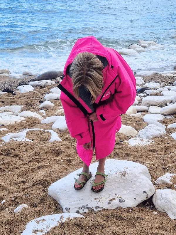Lightweight men's robes for summer loungingBloomin' Moose Eco - long sleeve changing robe -  vivid pink/dark grey