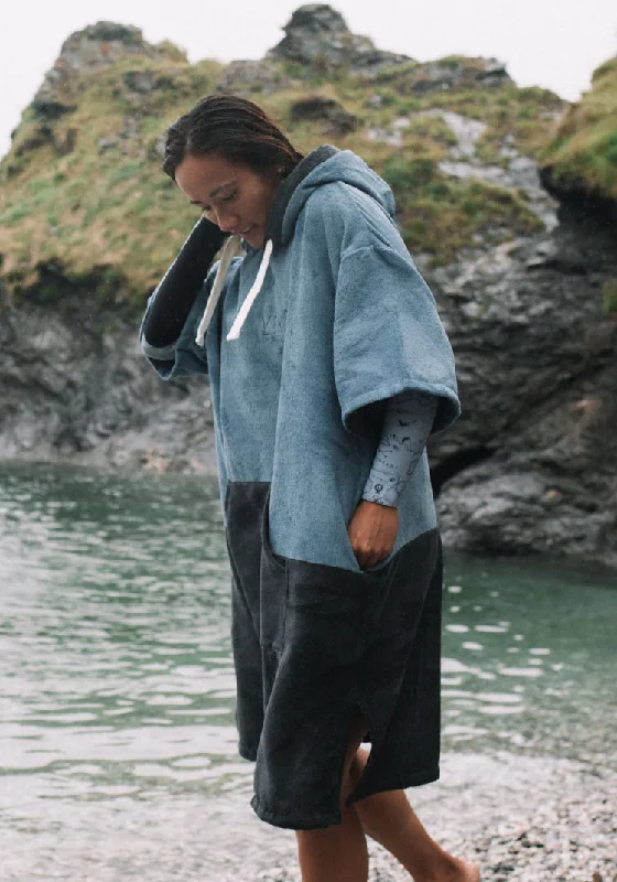 Hooded men's robes for extra warmth and comfortOriginal Poncho Towel Changing Robe - Mineral Blue / Anthracite Grey Hooded men's robes for extra warmth and comfortOriginal Poncho Towel Changing Robe - Mineral Blue / Anthracite Grey