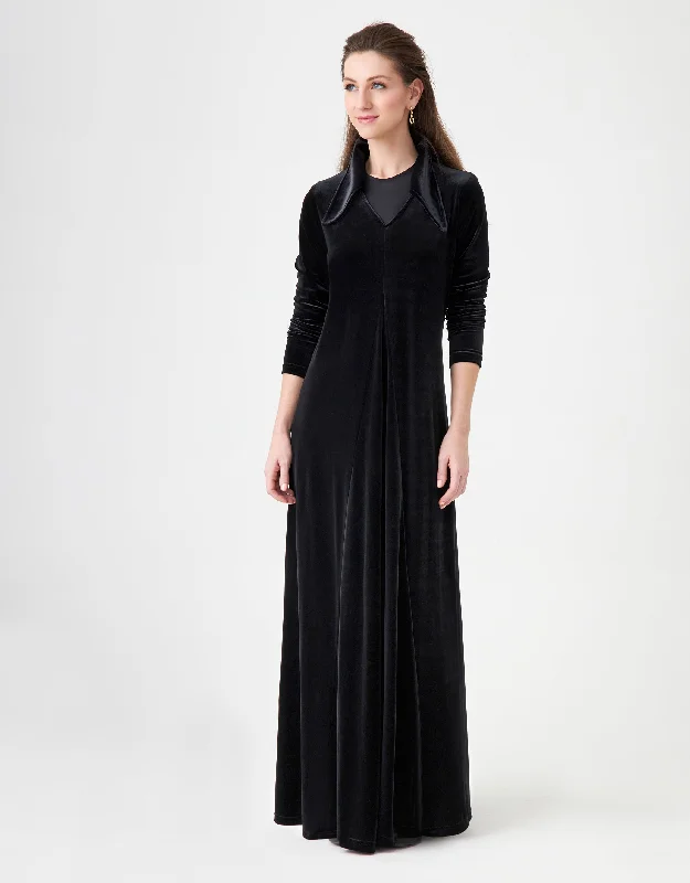 Embroidered men's robes for a touch of eleganceVelvet Maxi Dress Shabbos Robe with Pointy Collar and Center Pleat Embroidered men's robes for a touch of eleganceVelvet Maxi Dress Shabbos Robe with Pointy Collar and Center Pleat